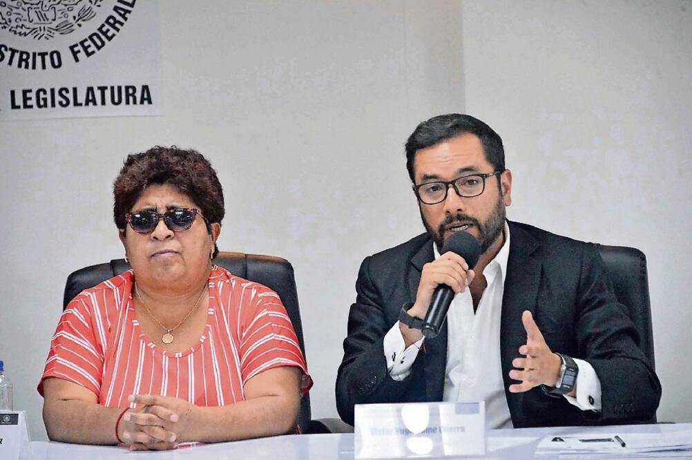 Los diputados Socorro Meza y Víctor Hugo Romo dan a conocer el programa de beneficios, que contempla descuentos del 50%, 80% y hasta 100% (ALDF)