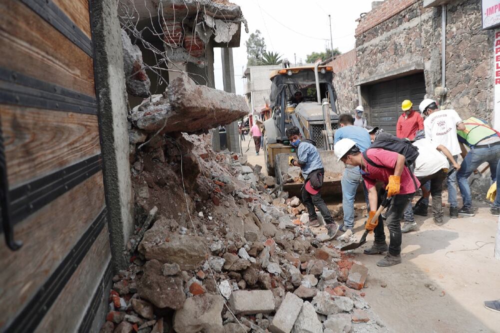 En San Gregorio Atlapulco laboran 200 elementos del Ejército, 40 de la Marina, 100 de la Policía Federal y voluntarios en la remoción de escombros. (EDUARDO SÁNCHEZ ROMERO. EL UNIVERSAL)