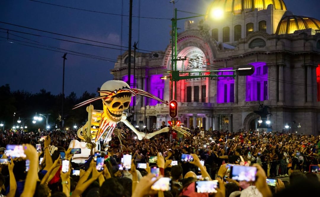 Los eventos como el Desfile Monumental del Día de Muertos en la CDMX regresaron este 2022, luego de que las restricciones por Covid-19 disminuyeran / Foto: Germán Espinosa. EL UNIVERSAL