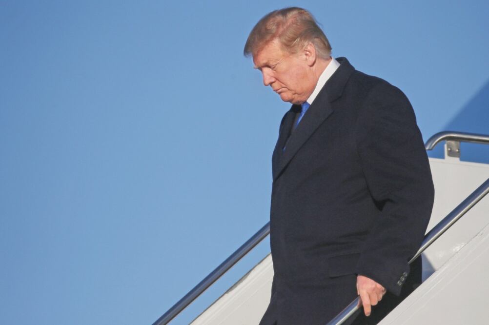 El presidente estadounidense, Donald Trump, ayer al llegar a la Fuerza Aérea en Anchorage, Alaska. Foto: LEAH MILLIS. REUTERS