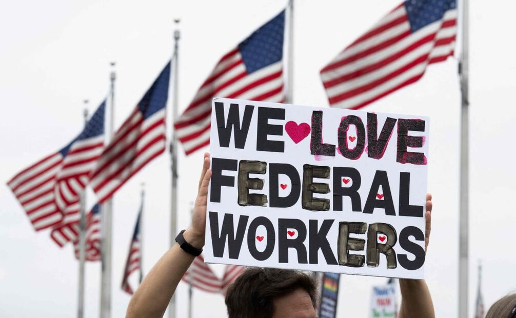 Los manifestantes critican las medidas del gobierno de Trump para despedir a miles de trabajadores federales. Foto: AFP