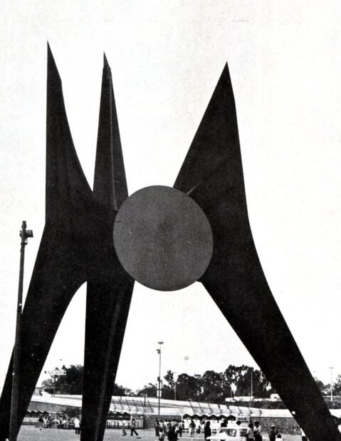 Una fotografía de inicios de los años setenta en la que figura la escultura "Sol rojo" de Alexander Calder, parte de la Ruta de la Amistad, situada en la explanada del Estadio Azteca. Desde su instalación en el año de 1968, la escultura está asociada con la imagen del Coloso de Santa Úrsula. Imagen: DDF