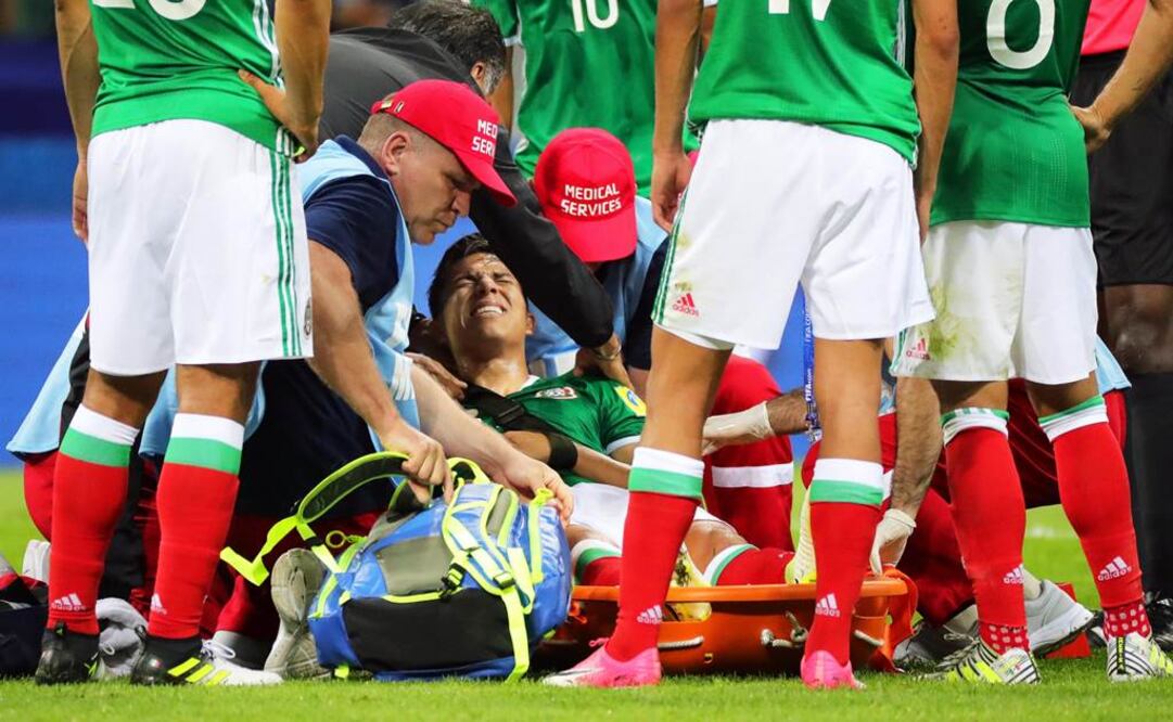 El defensa mexicano Carlos Salcedo, lesionado durante el encuentro frente a Nueva Zelanda en la Copa Confederaciones. Foto: EFE/Armando Babani