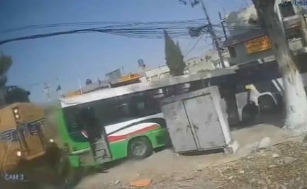 VIDEO: Autobús intenta ganarle el paso al tren y es embestido en Cuautitlán, Edomex