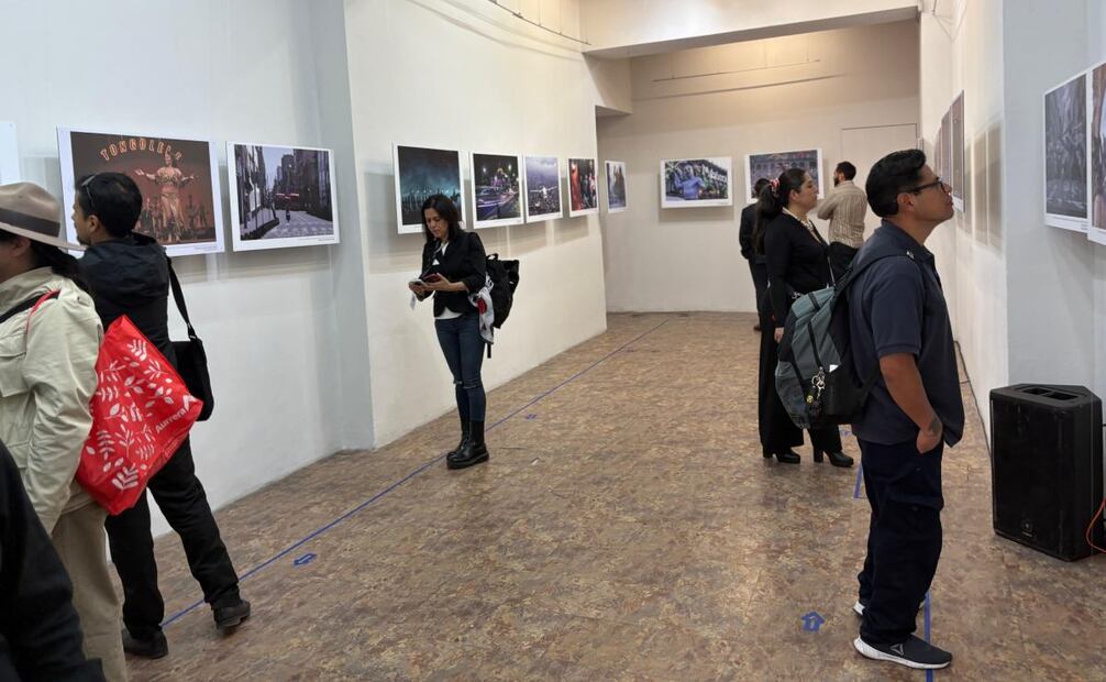 El libro cuenta con fotografías de vida urbana, lucha libre, el 16 de Septiembre en la calle de Madero; conciertos o Día de Muertos: todo transcurriendo en el Centro Histórico. Foto: Especial.