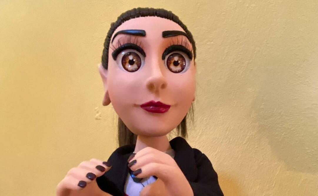 Al presionar la panza de la muñeca suenan canciones en apoyo a sus aspiraciones presidenciales: “ya convéncete, Claudia también va a cumplir”, dicen las melodías. Foto: Especial