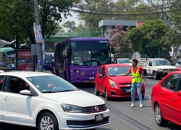 VIDEO: "Semáforos humanos" arriesgan la vida para agilizar el tránsito de la CDMX en horas pico