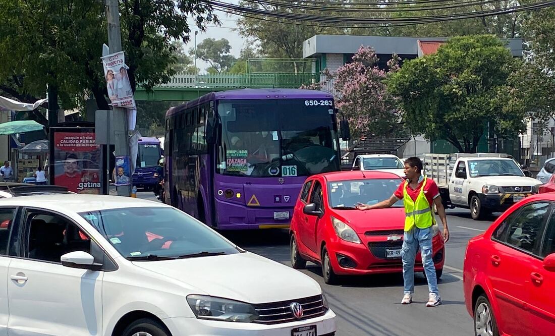 Los denominados “Semáforos humanos” son personas que interponen su cuerpo frente a un automóvil para detenerlo y con ello permitir que otro conductor ingrese a una vialidad concurrida, a cambio una gratificación. (Foto: Juan Carlos Williams)