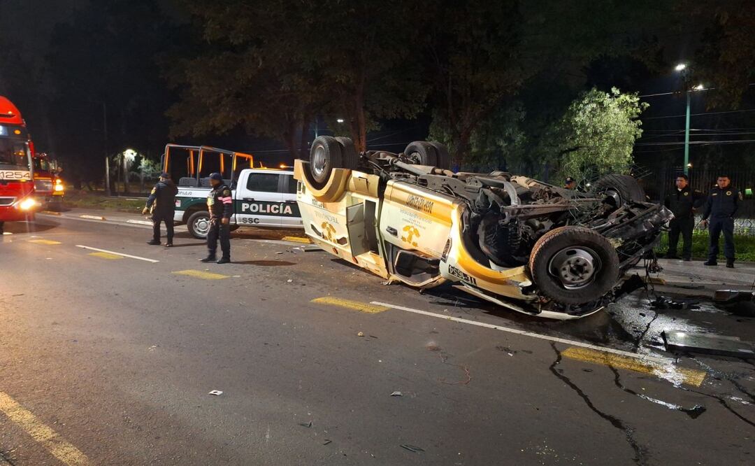 Volcadura de camioneta de valores en Insurgentes Sur deja tres lesionados en Coyoacán. Foto: Especial