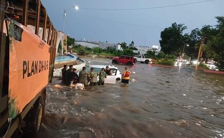 Fuertes lluvias en Sinaloa dejan un muerto y caos en la capital del estado