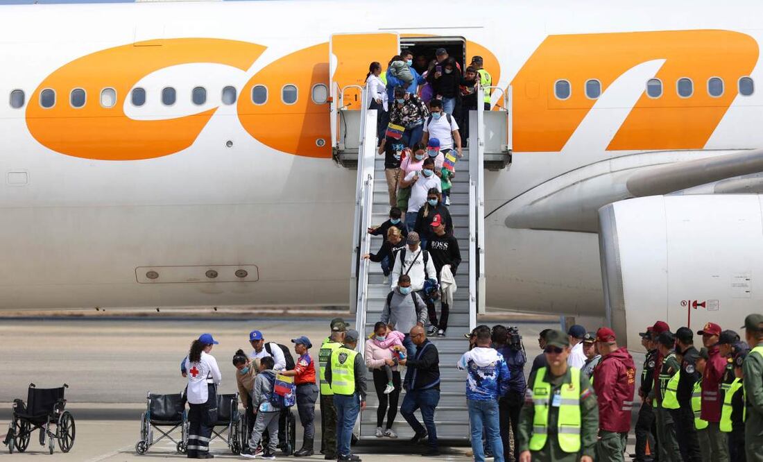 Migrantes venezolanos deportados de Estados Unidos desembarcan de un avión de la aerolínea venezolana Conviasa a su llegada al Aeropuerto Internacional Simón Bolívar en Maiquetía, Venezuela, el 24 de febrero de 2025. Foto: AFP/Archivo