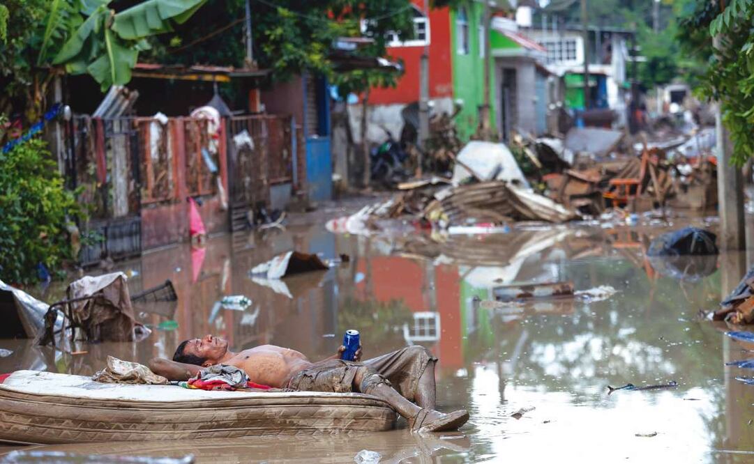Cientos de familias de las colonias Emiliano Zapata y Barrio de las Flores continúan afectados por las inundaciones del pasado fin de semana. La mayoría de la gente saca las cosas que quedaron inservibles de sus casas que quedaron llenas de lodo. Foto: Diego Simón Sánchez / EL UNIVERSAL
