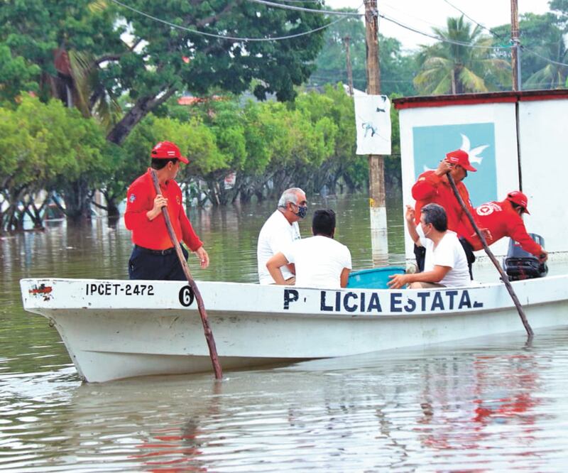 Autoridades informaron que habitantes de Villahermosa fueron desalojados de sus viviendas, para lo que se abrieron 14 refugios. Foto: ESPECIAL