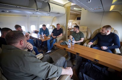 Regreso a Ucrania de comandantes de Azov viola el acuerdo con Rusia, dice el Kremlin