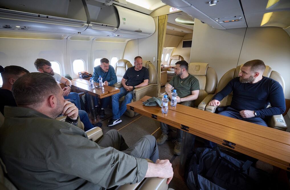 Los comandantes de defensa de Azov, que estaban en Turquía tras la liberación del cautiverio ruso al regresar desde suelo turco, junto al presidente ucraniano Volodimir Zelensky después de su reunión con el mandatario de Turquía, Recep Tayyip Erdogan, en Estambul. Foto: EFE