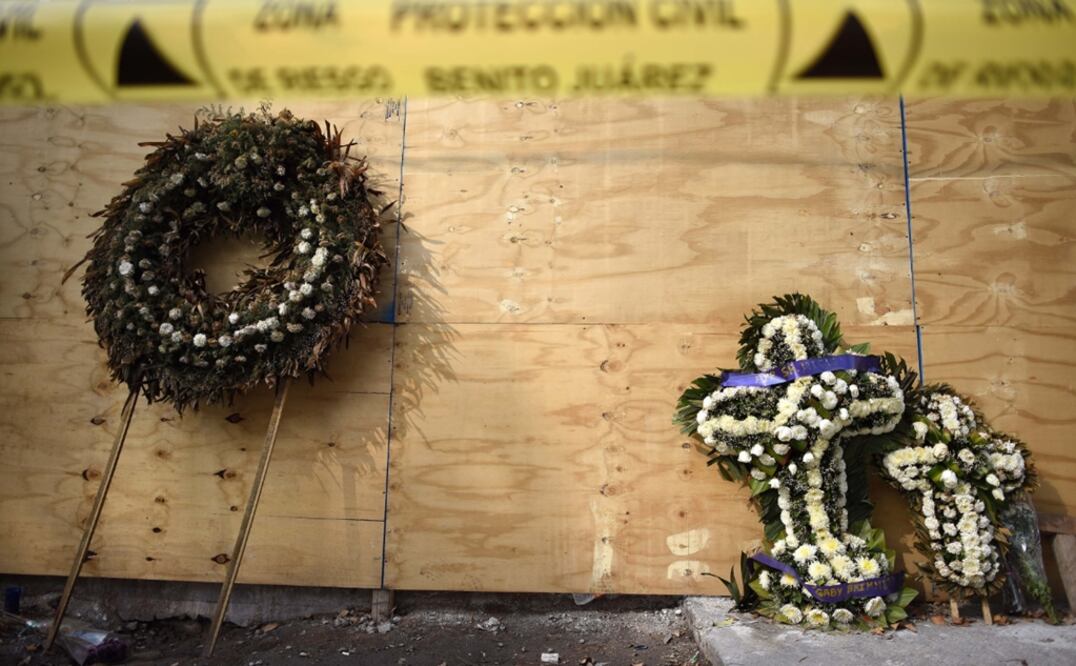 Las rosas, las coronas, las flores se han secado. En los predios donde existieron edificios, el tiempo se ha detenido y el recuerdo de las víctimas aún duele. 