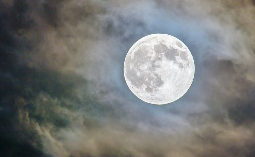 Esta Luna llena no se tiñe de azul, su nombre únicamente significa que es el segundo plenilunio en un mismo mes. Foto: Unsplash