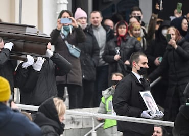 Miles de personas asisten al funeral de Navalny en Moscú entre temores de arrestos