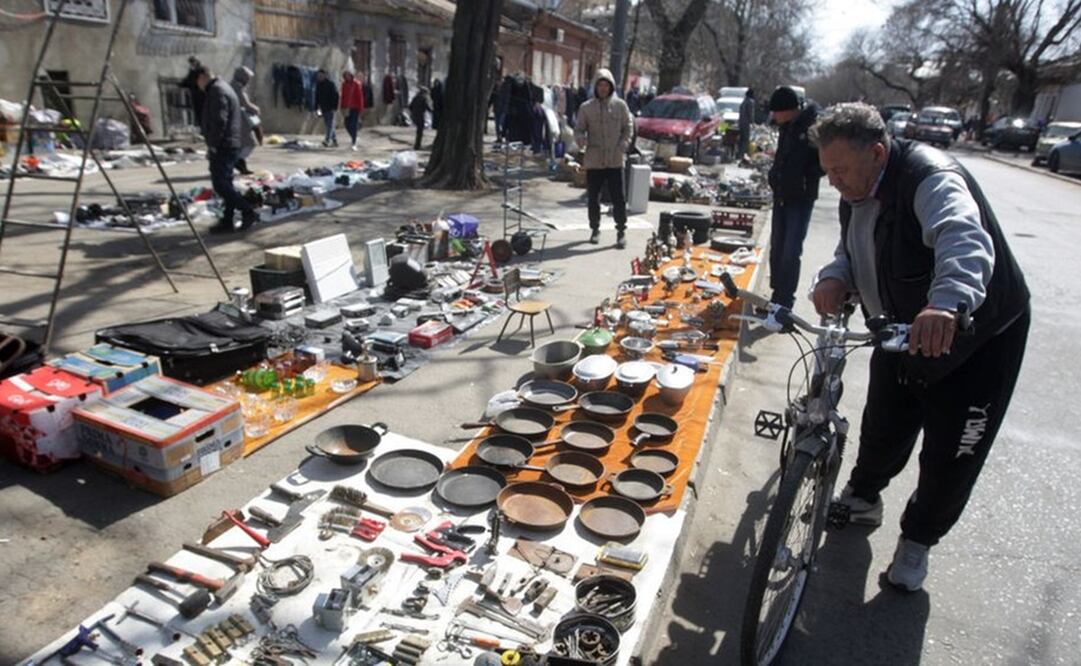 Tras varias semanas inactivo por la guerra, el tradicional mercadillo callejero de Starokonnyi en Odesa vuelve a funcionar. Foto: Getty Images