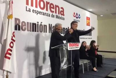 Ebrard vuelve a la política de la mano de AMLO 