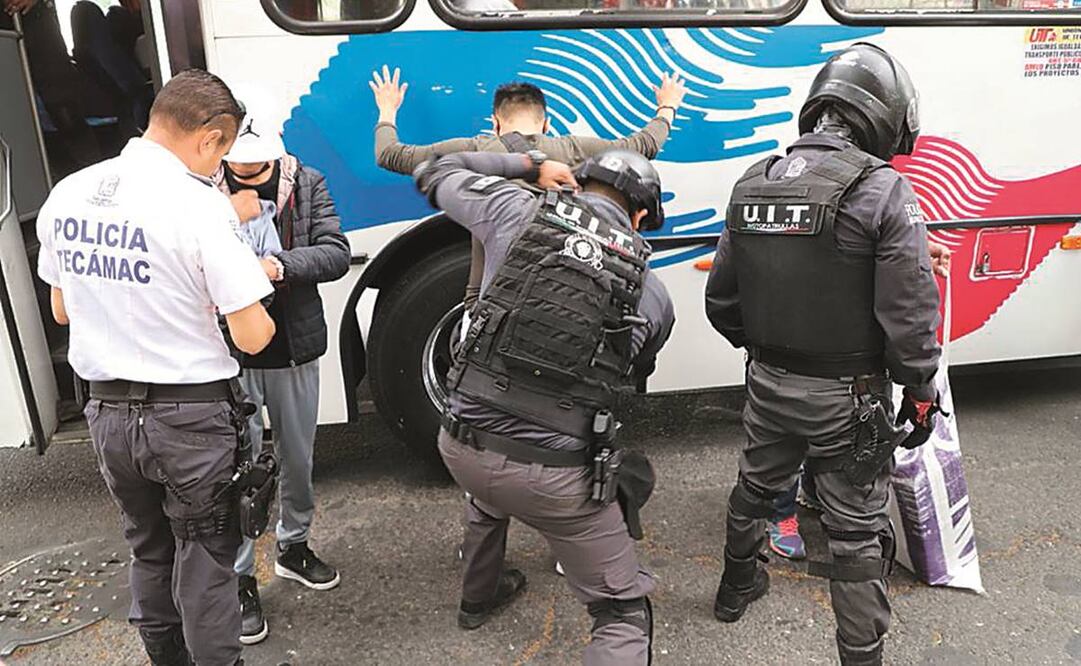 En las revisiones, la Guardia Civil detecta si los pasajeros llevan consigo armas de fuego o punzocortantes. Foto: Especial 