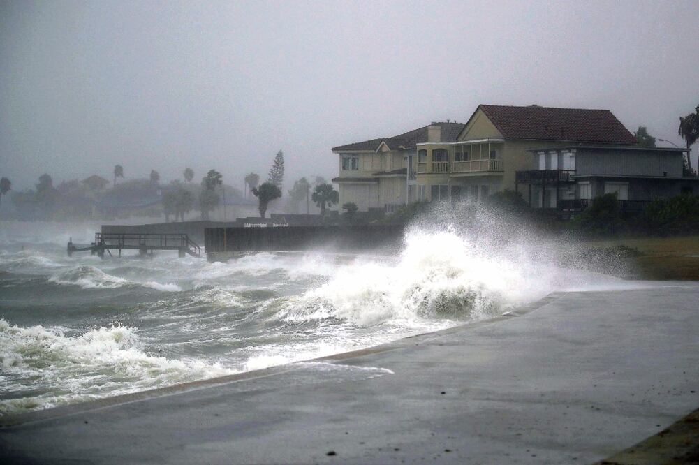 El oleaje comenzó ayer a pegar más fuerte en la ciudad de Corpus Christi, Texas, donde anoche tocó tierra Harvey como un huracán categoría 4. (JOE RAEDLE. AFP)