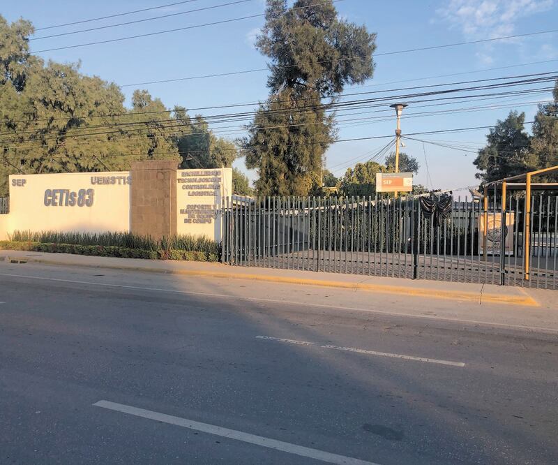 El Cetis 83, donde trabajaba Juana Mireya como jefa de servicios docentes, ahora tiene un enorme moño negro en señal de luto. Foto/ESPECIAL