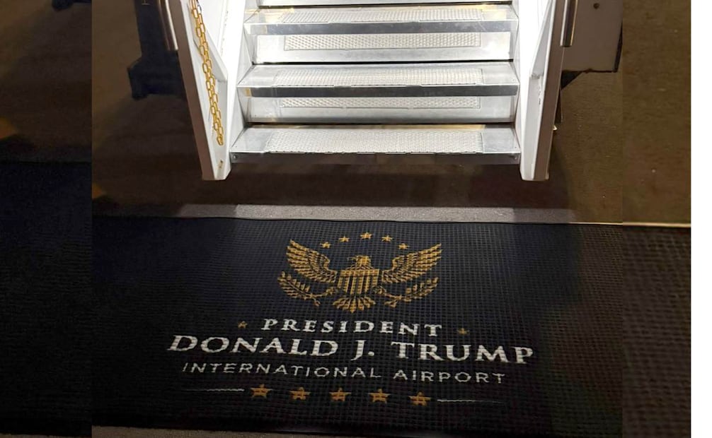 Fotografía divulgada en la cuenta oficial de X @EricTrump de Eric Trump que muestra las escaleras del Trump Force One aterrizado en la pista del rebautizado Aeropuerto Internacional Presidente Donald J. Trump en Palm Beach, Florida (EE.UU.). El Aeropuerto Internacional de Palm Beach, en el sur de Florida, cambió este jueves de forma oficial su nombre por el del presidente estadounidense, Donald Trump, con lo que se convierte en el primer mandatario en la historia del país en tener un aeródromo en su honor mientras sigue en el cargo. Foto: EFE