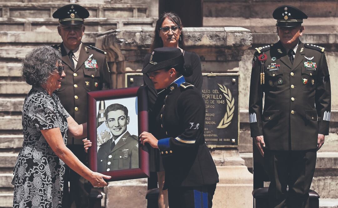 El titular de la Sedena, Ricardo Trevilla, presidió la ceremonia póstuma en honor al sargento 1/o. de Transmisiones retirado, César M. Gutiérrez. Foto: de BERENICE FREGOSO. EL UNIVERSAL
