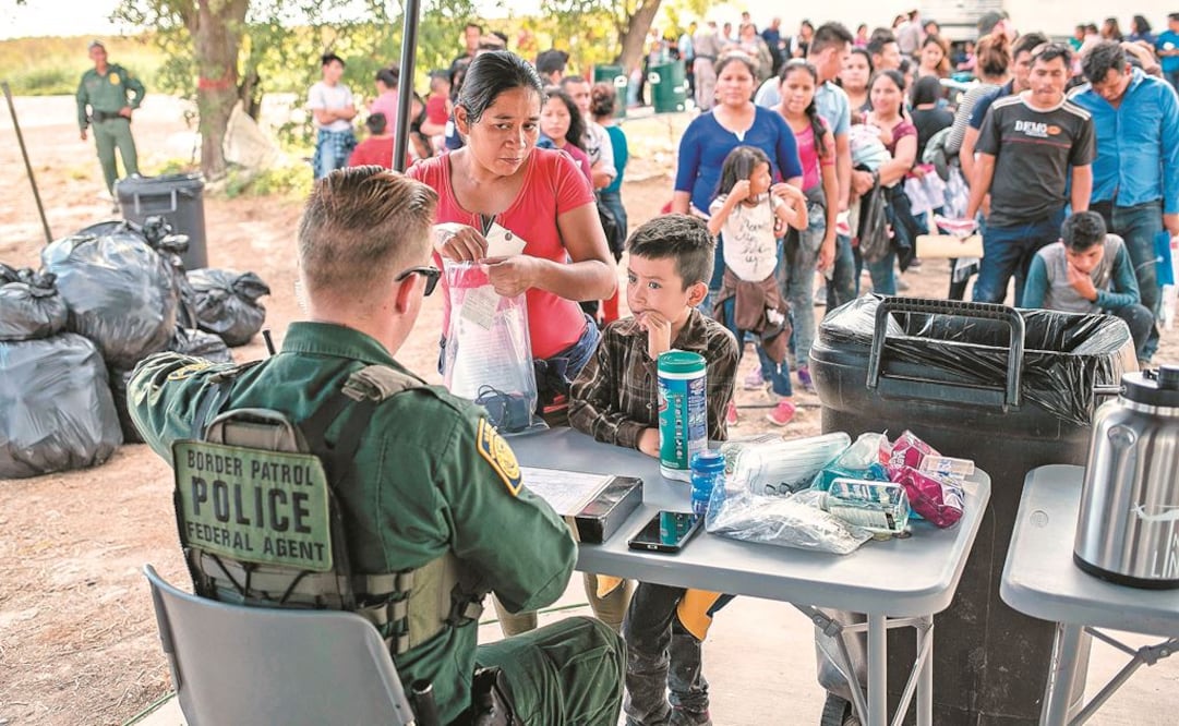 Agentes de la Patrulla Fronteriza evalúan los documentos de inmigrantes en Los Ébanos, Texas. Foto: JOHN MOORE. AFP