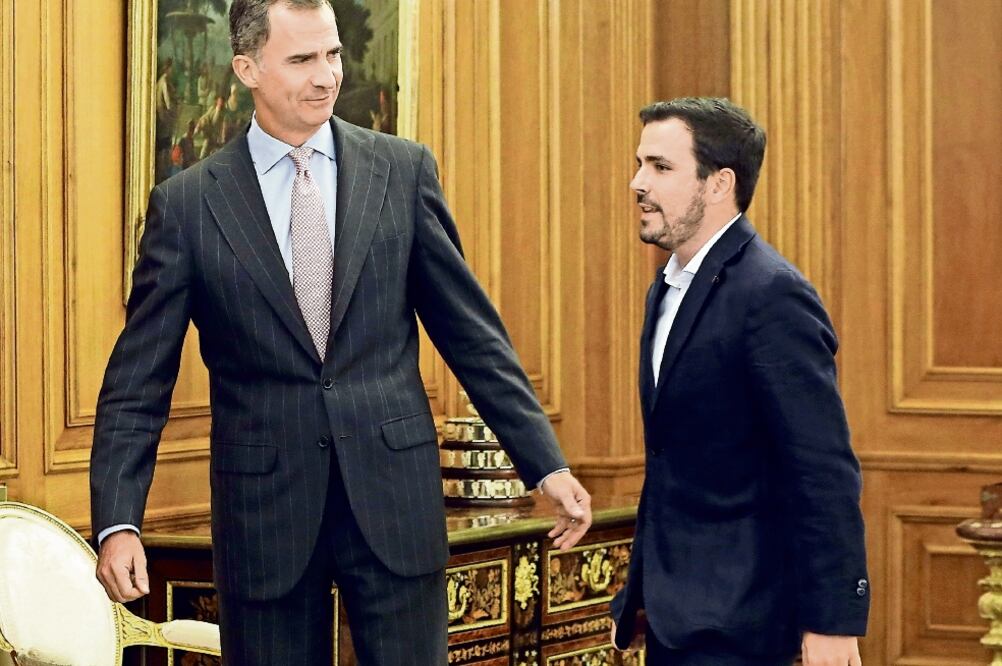 El rey Felipe VI con el coordinador federal de IU, Alberto Garzón, en el Palacio de la Zarzuela, en Madrid (EFE)