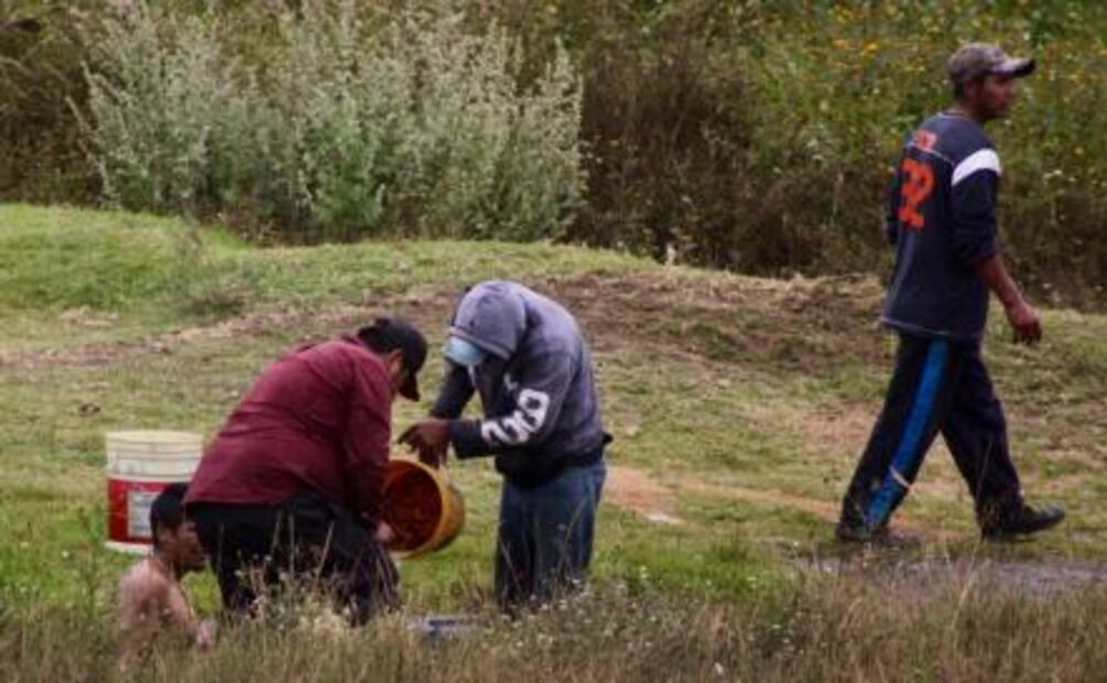 Pobladores roban combustible tras fuga en ducto de Pemex en Puebla