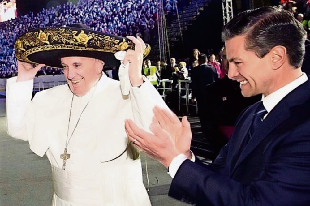 El líder del Mariachi Gama Mil ofreció su sombrero al Pontífice, quien de manera sonriente y sin dudarlo, accedió a ponérselo (PRESIDENCIA)