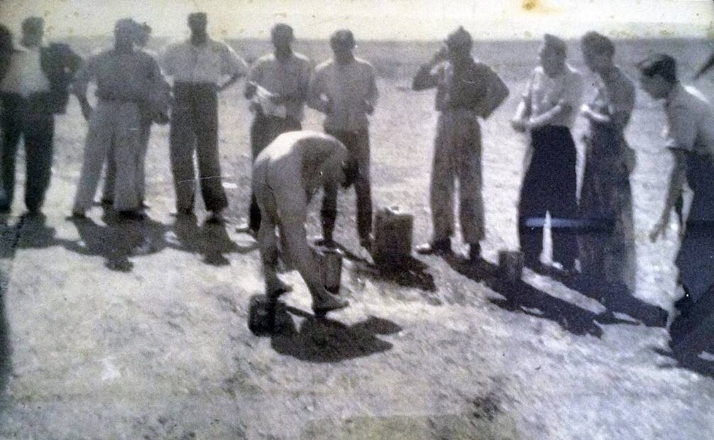 El joven Rodolfo Amparán desnudo a sus 14 años antes de recibir el baño de aceite o “bautizo”, costumbre entre pilotos cuando se hace el primer vuelo solo. Fuente: Archivo Personal-Air Museum.