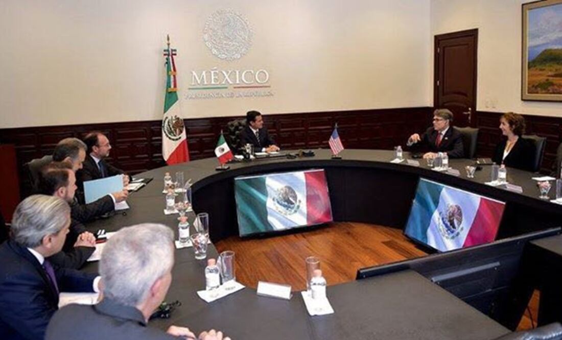 El encuentro se realizó en Los Pinos; estuvieron presentes el canciller Luis Videgaray y el secretario de Energía, Pedro Joaquín. /Especial