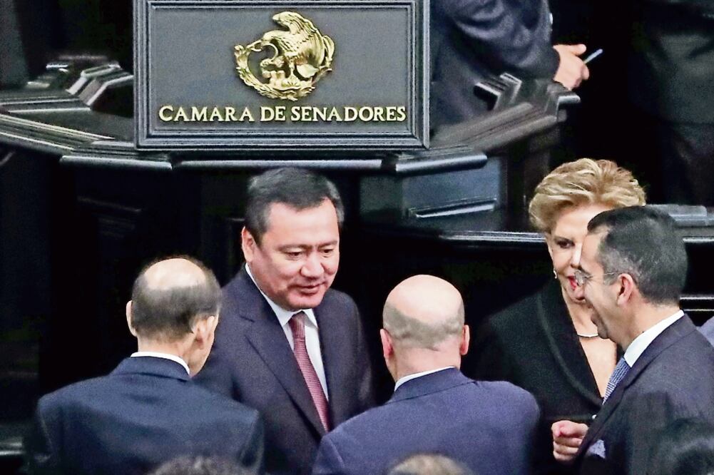 El secretario de Gobernación, Miguel Ángel Osorio Chong, asistió al Senado para la entrega de la Medalla Belisario Domínguez (ARIEL OJEDA. EL UNIVERSAL)