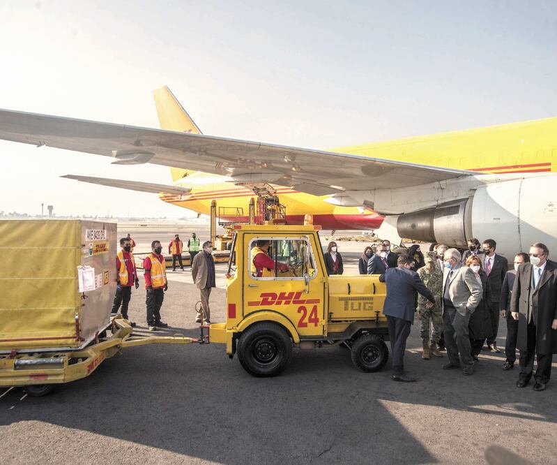 Funcionarios federales recibieron las primeras dosis, con lo que México es el primer país en América Latina que contará con la vacuna para combatir la pandemia del Covid-19. En los siguientes días se recibirá otro lote de 50 mil insumos. GERMÁN ESPINOSA. 