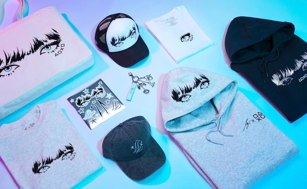 La nueva colección de Lisa con PlayStation incluirá un conjunto de ropa, gorras, bolsos, llaveros y pegatinas, además de una funda para el mando. Foto: PlayStation