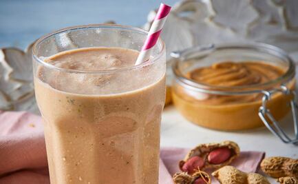Prepara un licuado energético con crema de cacahuate