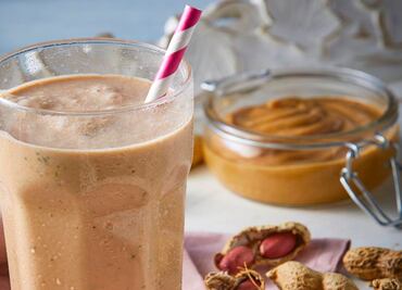 Prepara un licuado energético con crema de cacahuate