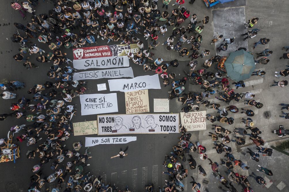 Ayer, se realizaron diversas marchas para exigir justicia por los tres estudiantes de cine asesinados en Jalisco. Foto: Xinhua
