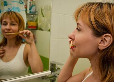 6 hábitos que nos dan mal aliento, según experto