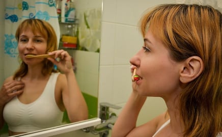 6 hábitos que nos dan mal aliento, según experto