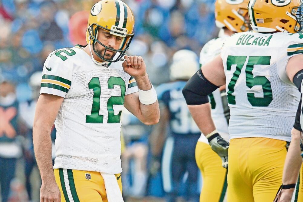 Aaron Rodgers (12) necesita apoyo de sus compañeros. (FOTO: MARK ZALESKI. AP)
