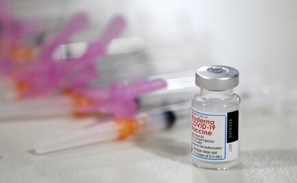 Arrestan a farmacéutico que arruinó deliberadamente cientos de dosis de vacuna antiCovid en Wisconsin