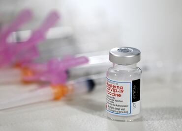 Arrestan a farmacéutico que arruinó deliberadamente cientos de dosis de vacuna antiCovid en Wisconsin