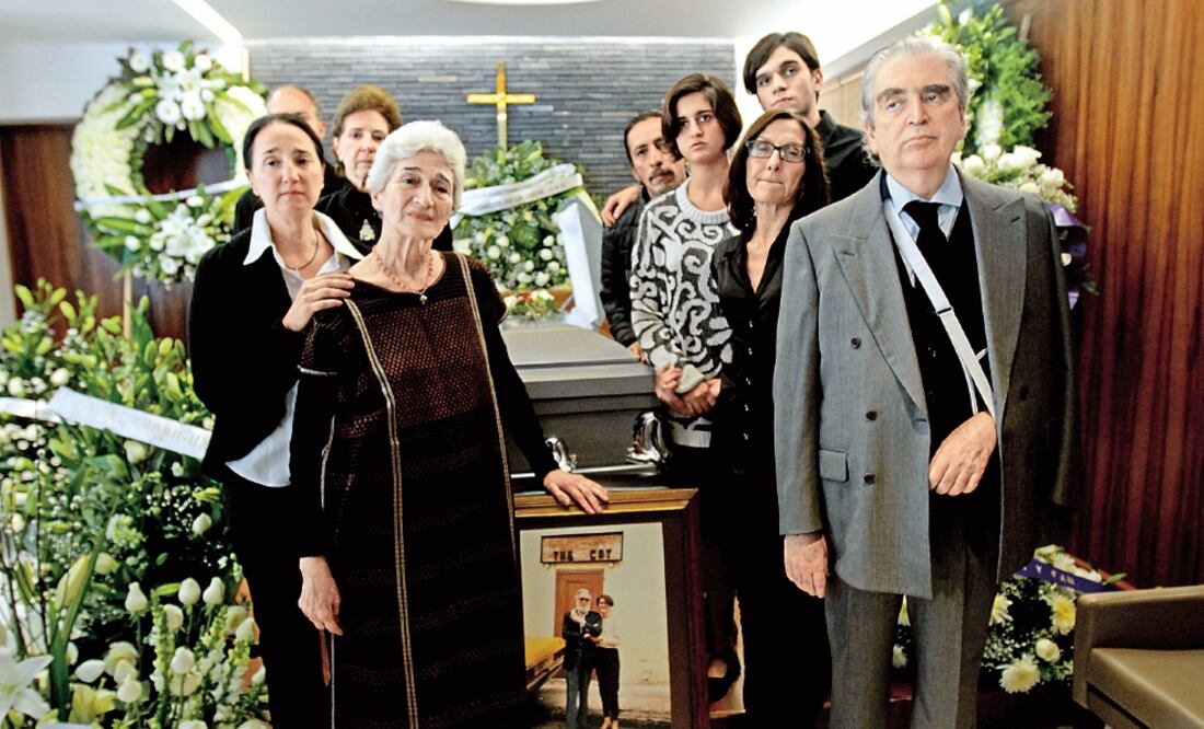 Durante el velorio de Hugo Gutiérrez Vega, los acompañantes dejaron ver su aprecio por el escritor a través de anécdotas compartidas; aseguraron que él era un gran conversador (LUCÍA GODÍNEZ. EL UNIVERSAL)