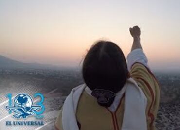 Jesusa Rodríguez sube Pirámide del Sol en casi 6 minutos