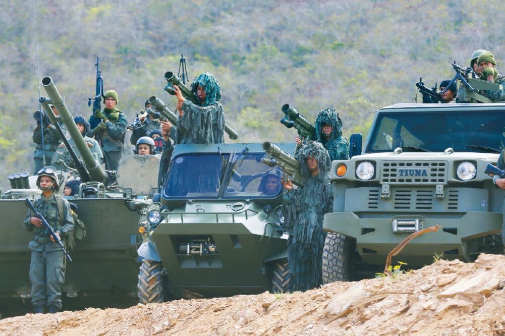 Militares venezolanos ayer en Caracas, en los preparativos para los ejercicios del fin de semana (EFE)