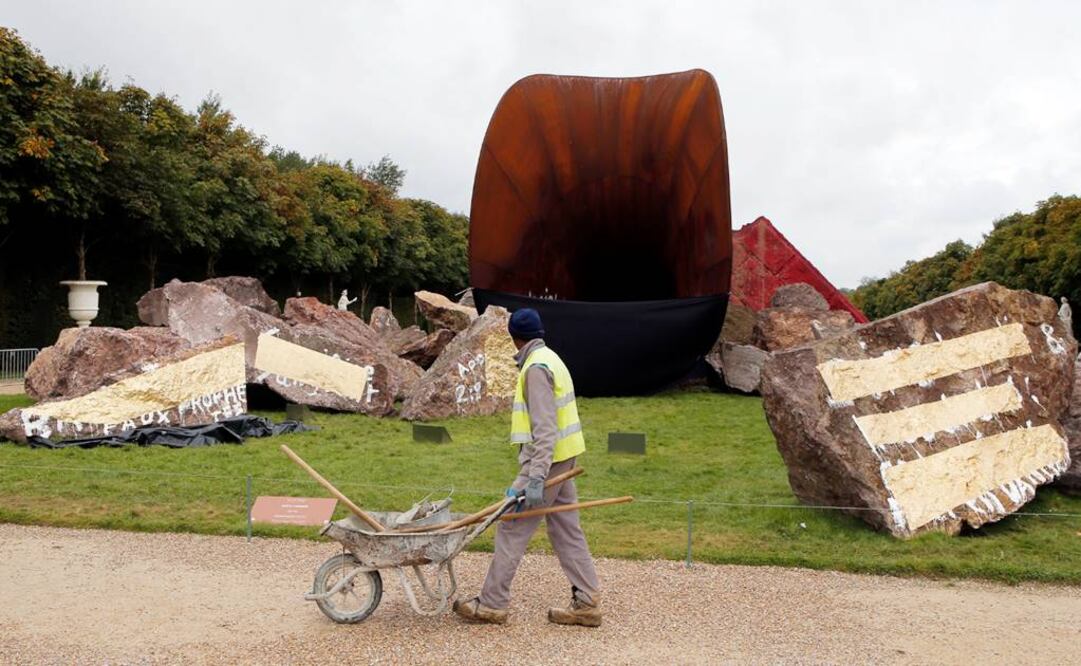Los mensajes en la pieza fueron cubiertos mientras el artista realiza su intervención. (FOTO: AP)